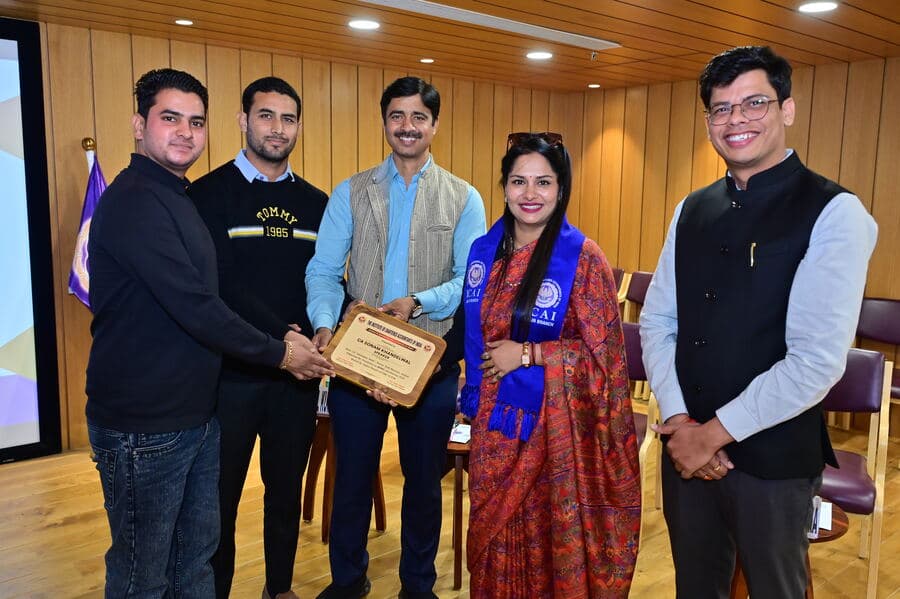 CA Sonam Khandelwal receiving speaker recognition